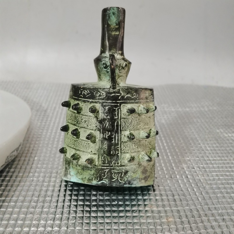 Vintage Collectible Bells - Zielony, zardzewiały metalowy dzwonek w stylu